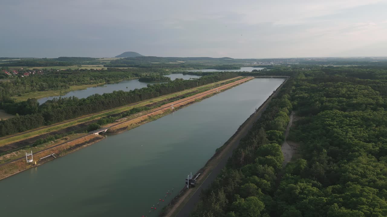 해가 지는 동안 비어 있는 로잉 아레나 의 공중 촬영
