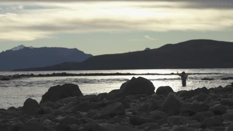 Un-Hombre-Pescando-Con-Mosca-En-El-Lago-Nahuel-Huapí,-En-Argentina,-Al-Atardecer