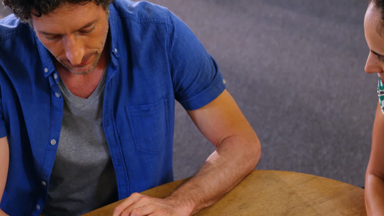 디지털 태블릿을 사용하는 비즈니스 임원