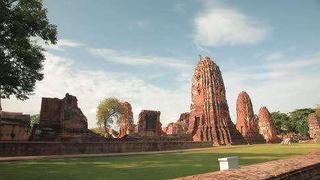 Wunderschöner-Historischer-Nationalpark-Von-Ayutthaya-Bei-Wat-That-Maha-Mit-Alten-Hoch-Aufragenden-Tempeln