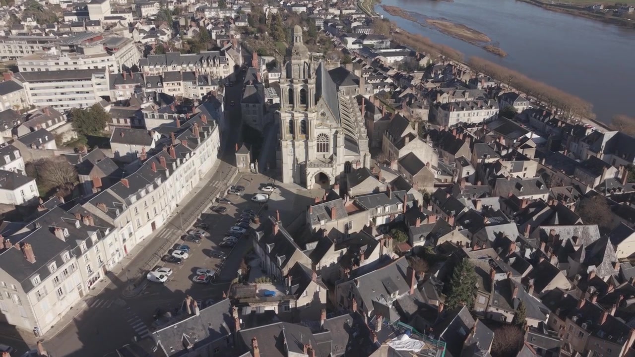 Et luftfoto viser den historiske byen Blois, med katedralens spir som rager over tettpakkede hustak.