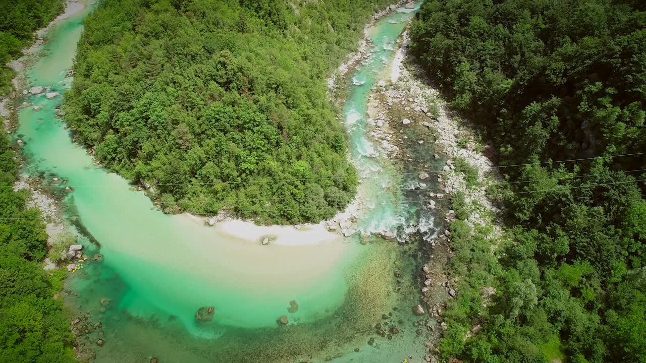 슬로베니아의 소카 강에서 자연으로 둘러싸인 평온한 물의 공중 풍경.