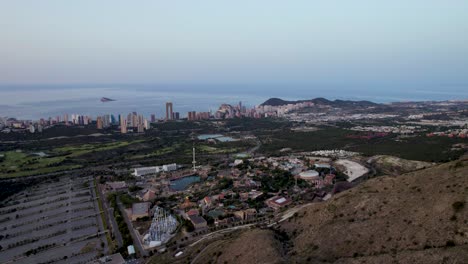 Ciudad-Costera-De-Benidorm-En-La-Costa-Blanca,-Panorama-Aéreo-Estableciendo