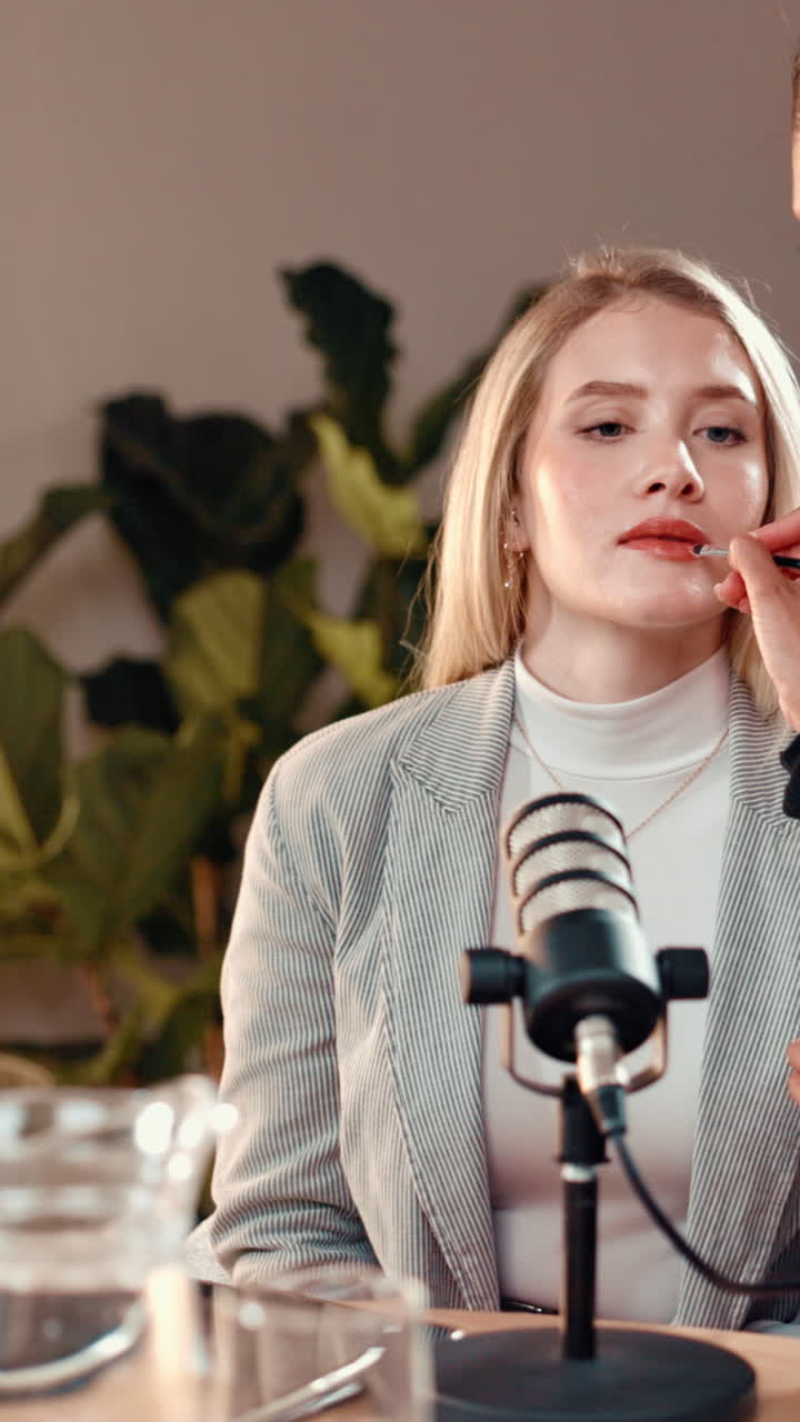 Sessione di make-up durante la registrazione di un podcast