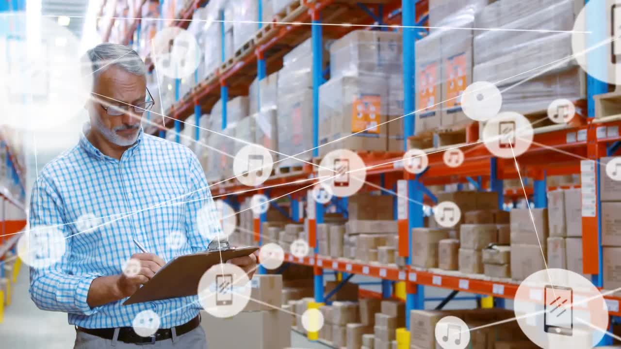 animación de redes de conexiones con iconos sobre el hombre que trabaja en el almacén