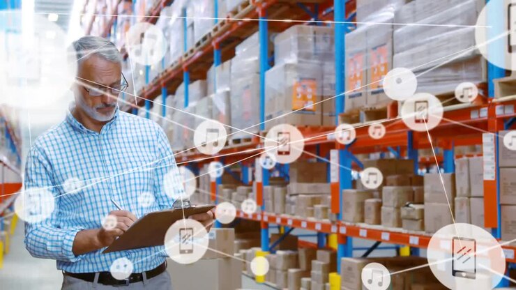 Animazione di reti di connessioni con icone su uomo che lavora in magazzino
