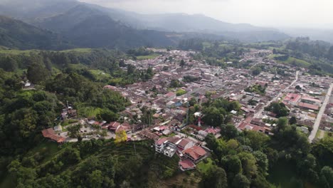 la ciudad de salento enclavada en valles fértiles cerca de nevado del quindío