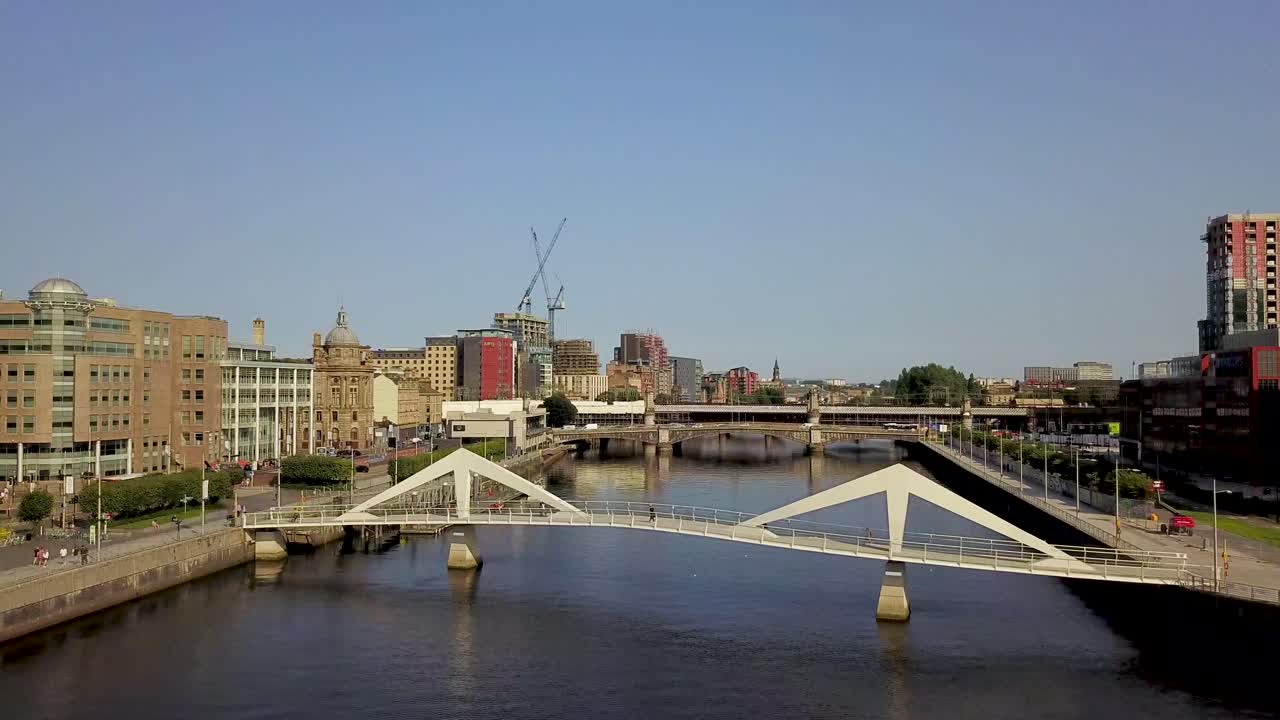 vuela a la izquierda sobre el puente ondulado clyde de glasgow