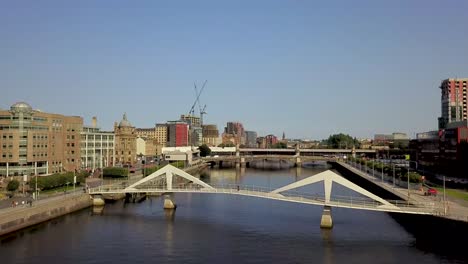 Fliegen-Sie-Nach-Links-über-Die-Verschnörkelte-Brücke-Von-Glasgow-Clyde