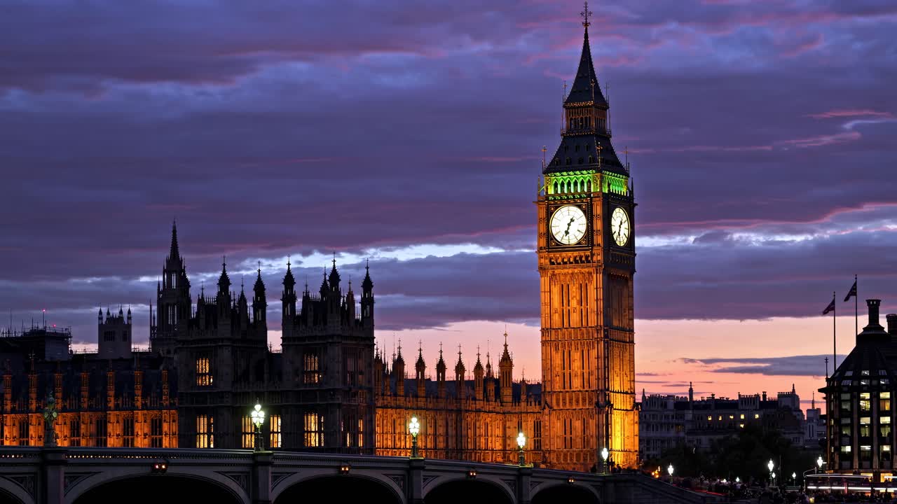 Scena video crepuscolare del Big Ben e del Parlamento, ripresa da un basso angolo