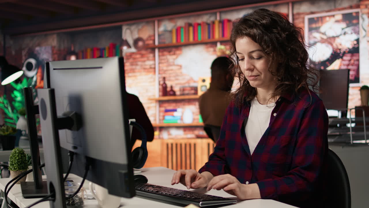 dipendente che lavora in un ufficio di start-up innovativo utilizzando linguaggi di programmazione