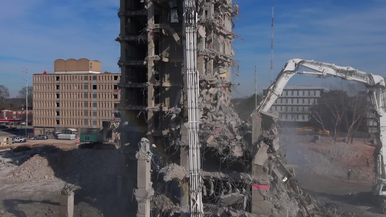 Vista aerea da drone della demolizione di un grattacielo