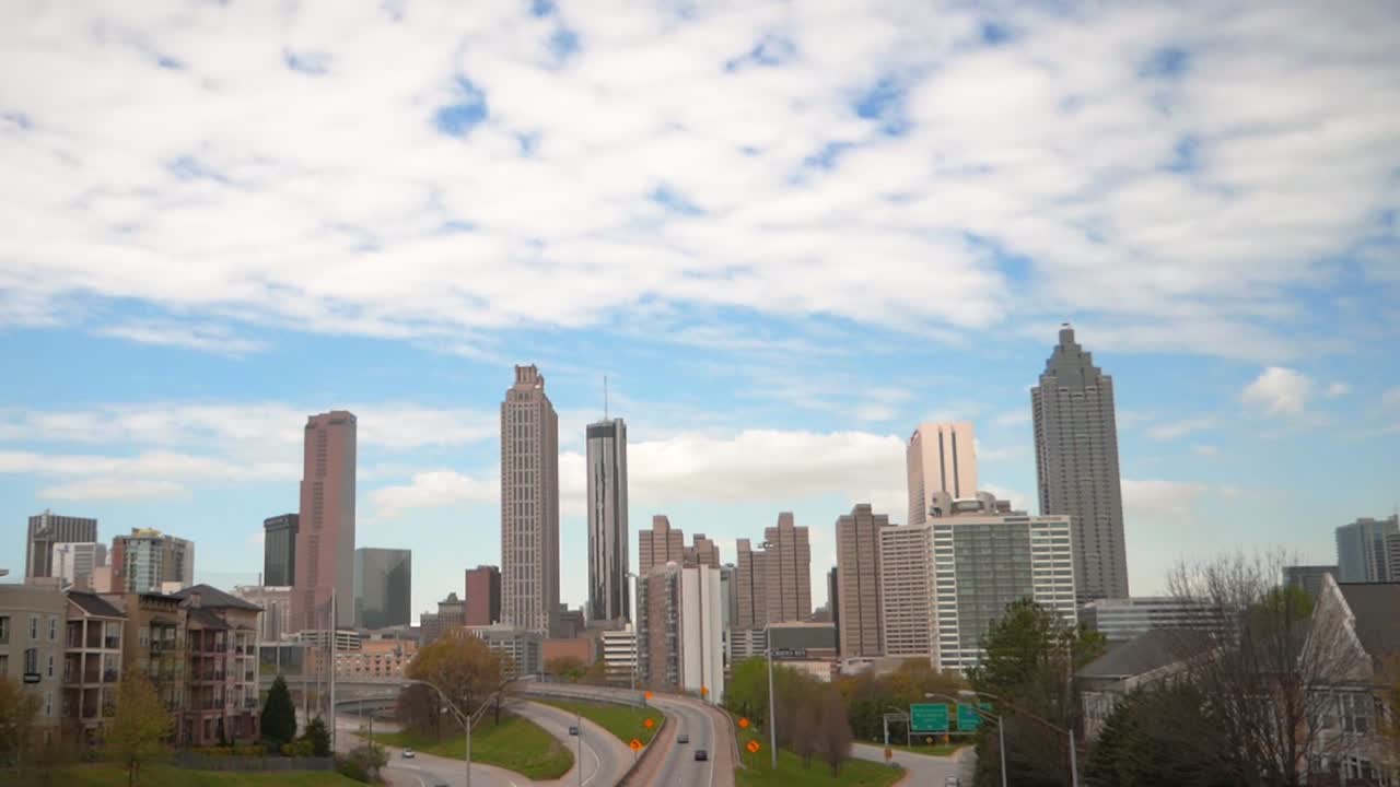 Plano Inclinado Começando em um Lindo Céu Azul, Depois Revelando o Icônico Horizonte de Atlanta