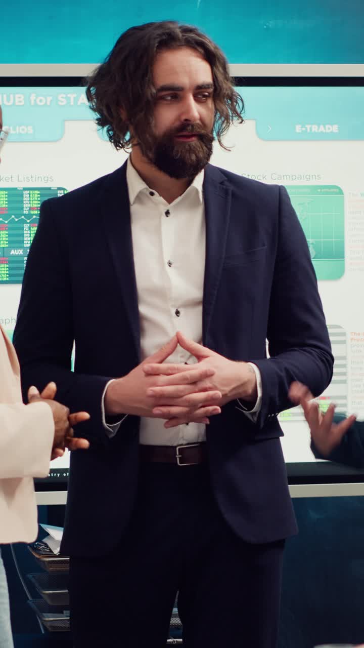 Imprenditore che presenta dati finanziari ai colleghi in una riunione d'ufficio