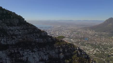 Eine-Luftaufnahme-Zeigt-Die-Stadt-Hinter-Dem-Löwenkopfberg-In-Kapstadt-Südafrika