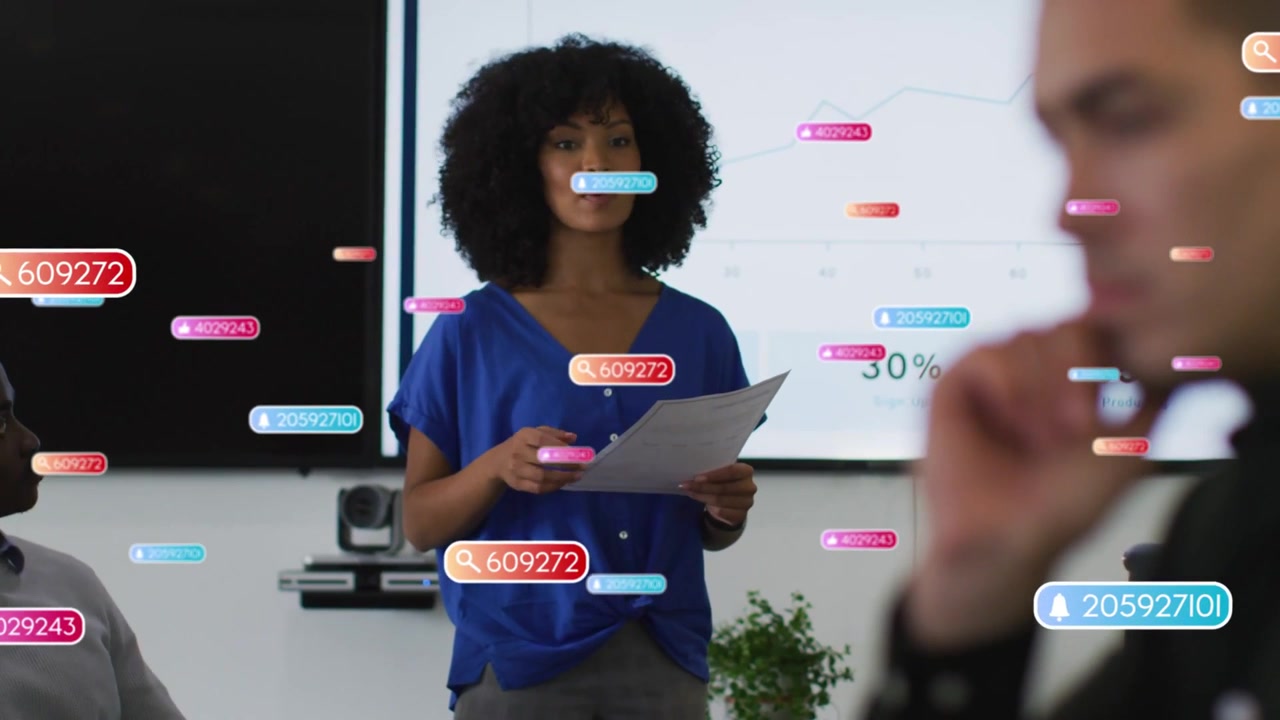 Video vertikal: Presenter membaca dokumen dalam bisnis, menyebabkan tag UI di sekelilingnya menandai grafik 30%.