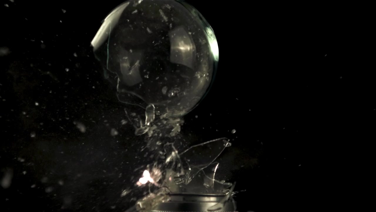 Ralenti spectaculaire d'une ampoule incandescente qui éclate