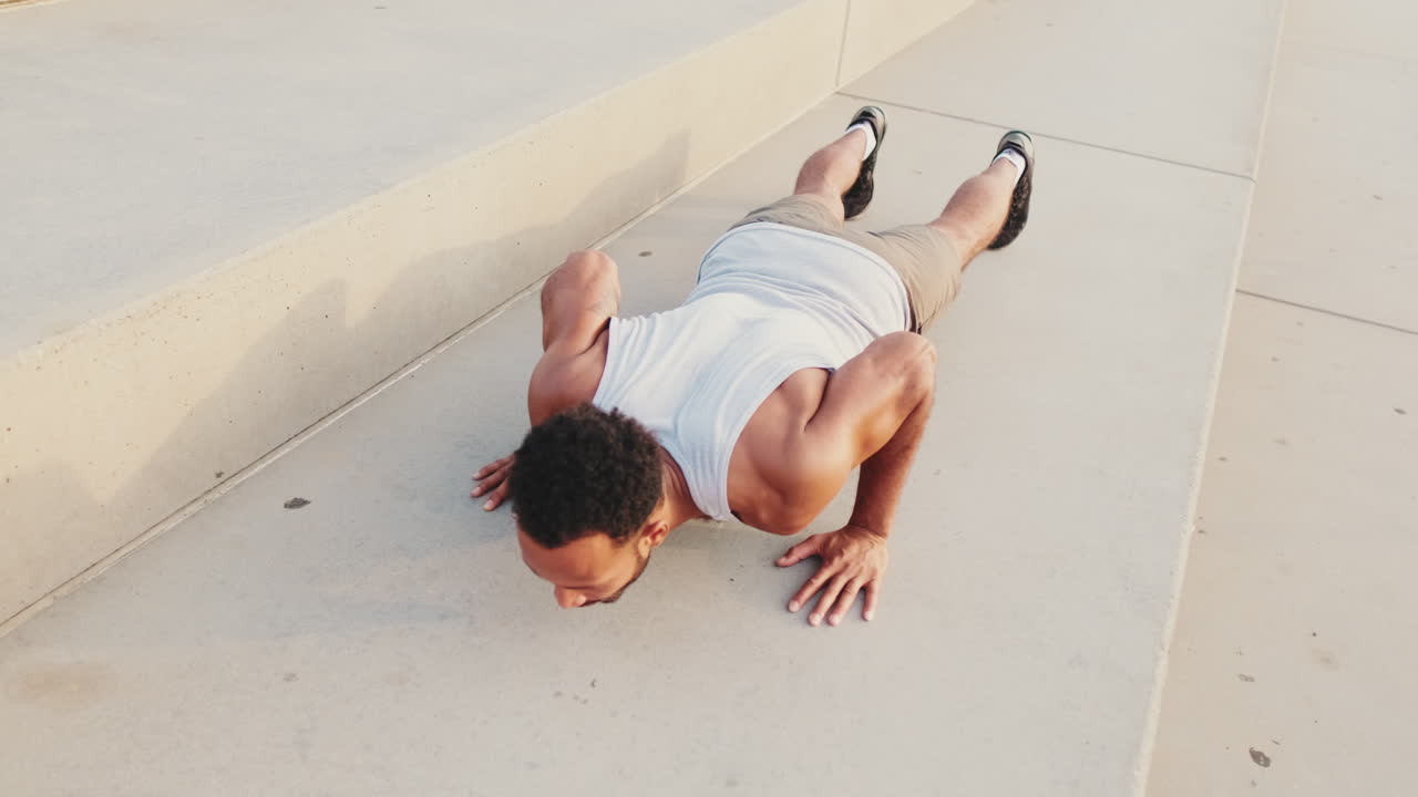 hombre haciendo flexiones