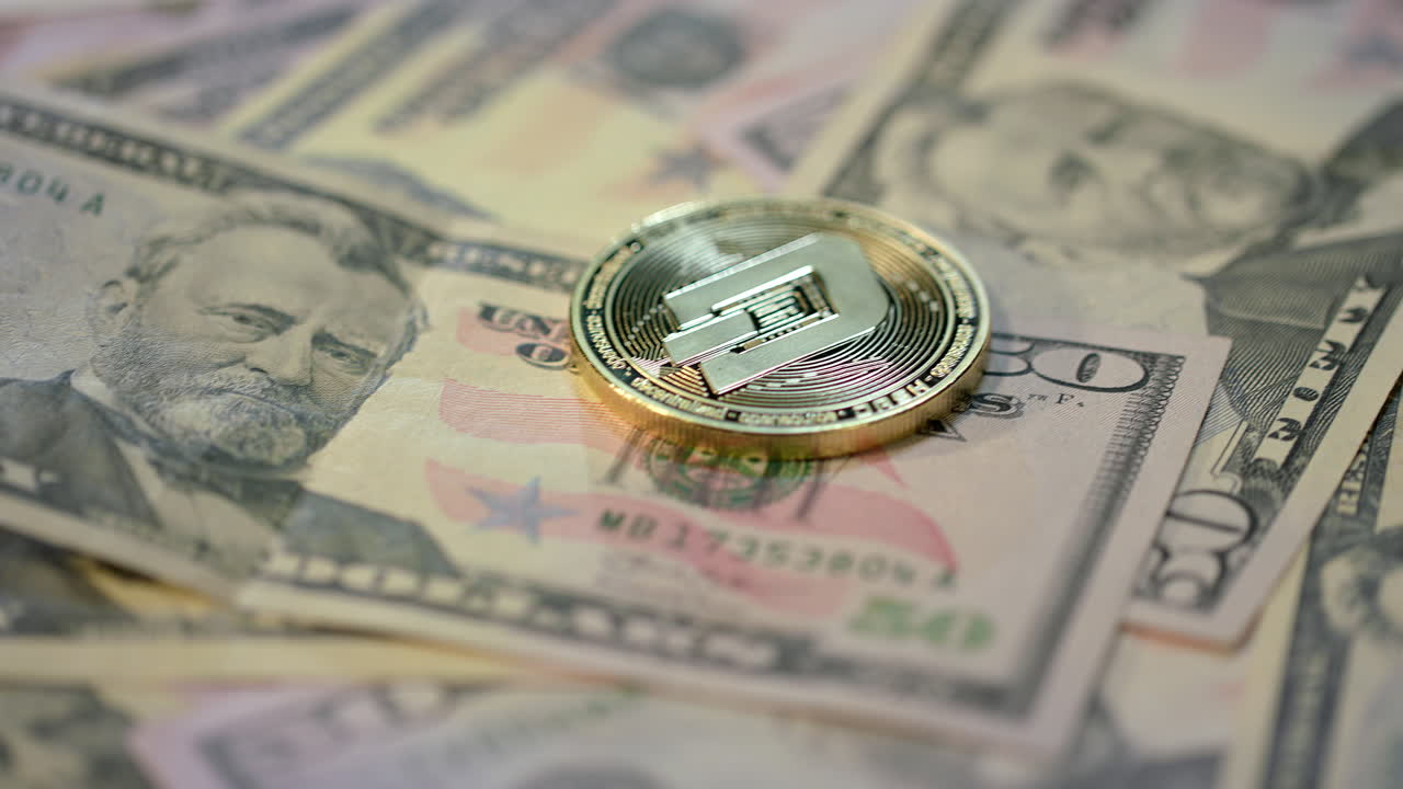 el negocio de la criptomoneda dash. la moneda dash dorada se encuentra en los billetes de dólar