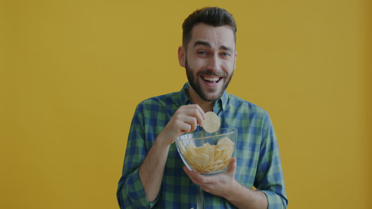 Uomo che mangia patatine