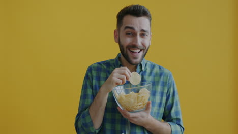hombre comiendo papas fritas