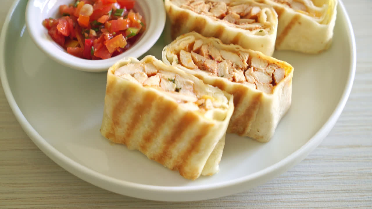 멕시칸 퀘사디아 치킨 - 토르티야로 감싼 치킨과 멕시칸 소스와 치즈 - 멕시칸 음식 스타일 - 멕시칸 음식 스타일