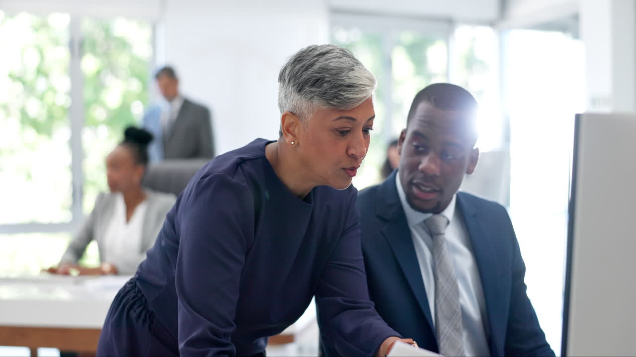 papeleo, computadora y gerente sénior