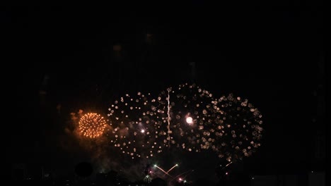 fuegos artificiales reales con sonido en pattaya para la celebración del año nuevo y también para otros festivales