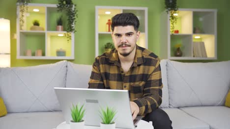 Joven-Trabajador-De-Oficina-En-Casa-Pidiendo-Silencio.