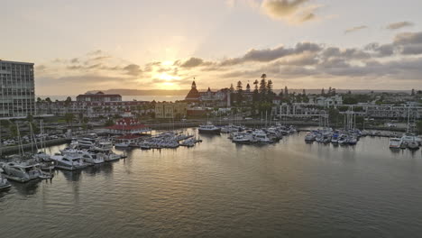 San-Diego-California-Aerial-V103-Cinematic-Low-Flyover-Glorietta-Bay-Und-Das-Berühmte-Strandhotel-Del-Coronado-Bei-Sonnenuntergang,-Goldene-Stunde,-Romantische-Hollywood-Szene-–-Aufgenommen-Mit-Mavic-3-Cine-–-September-2022