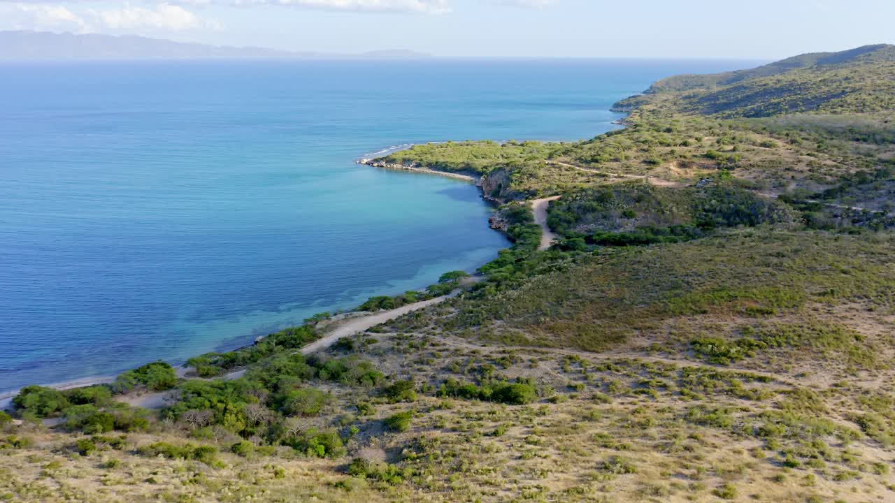 paisaje costero en la playa de monte rio en la costa sur intacta de la república dominicana, aéreo