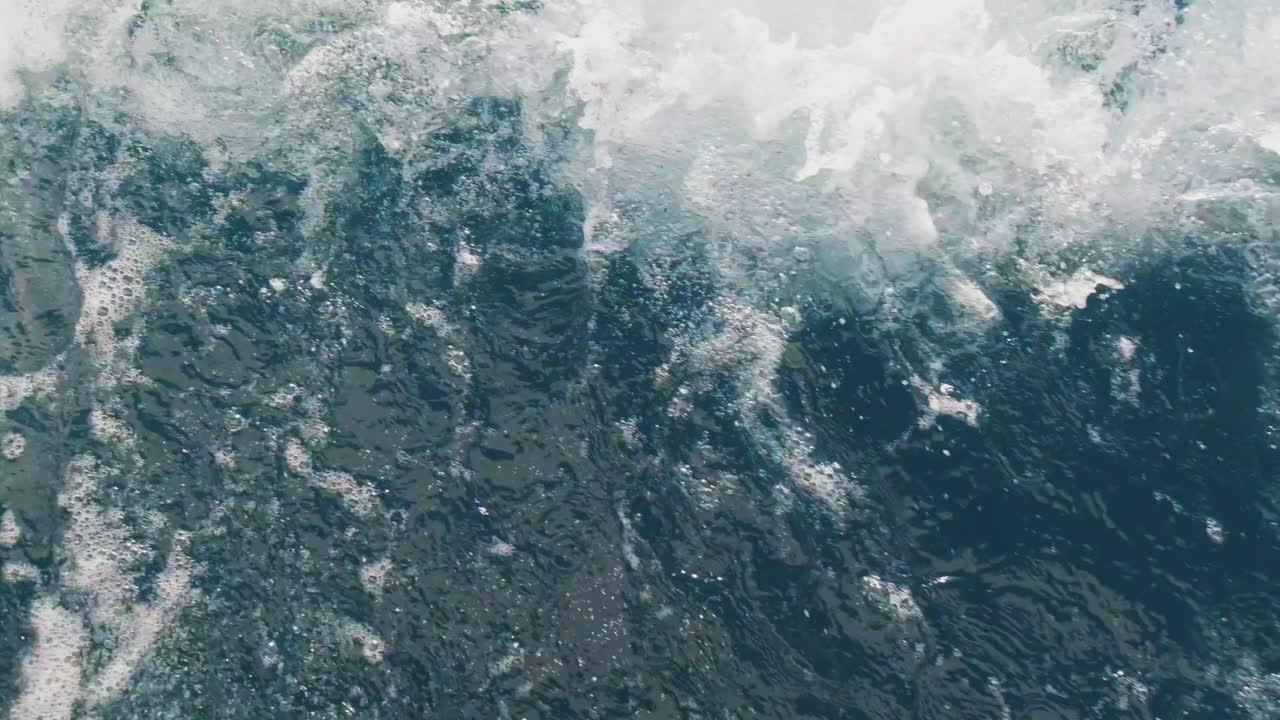 superficie del océano con olas y burbujas