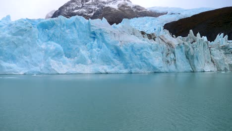imágenes de video del glaciar perito moreno en argentina desde un bote