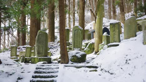 Yamadera-Bergtempel,-Schnee-Auf-Grabsteinen-Im-Wald,-Japan