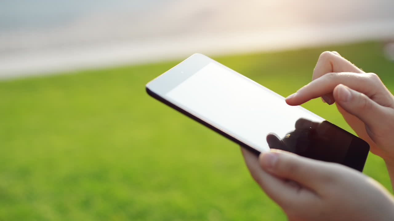 близкий снимок женских рук с помощью сенсорного экрана цифрового планшета