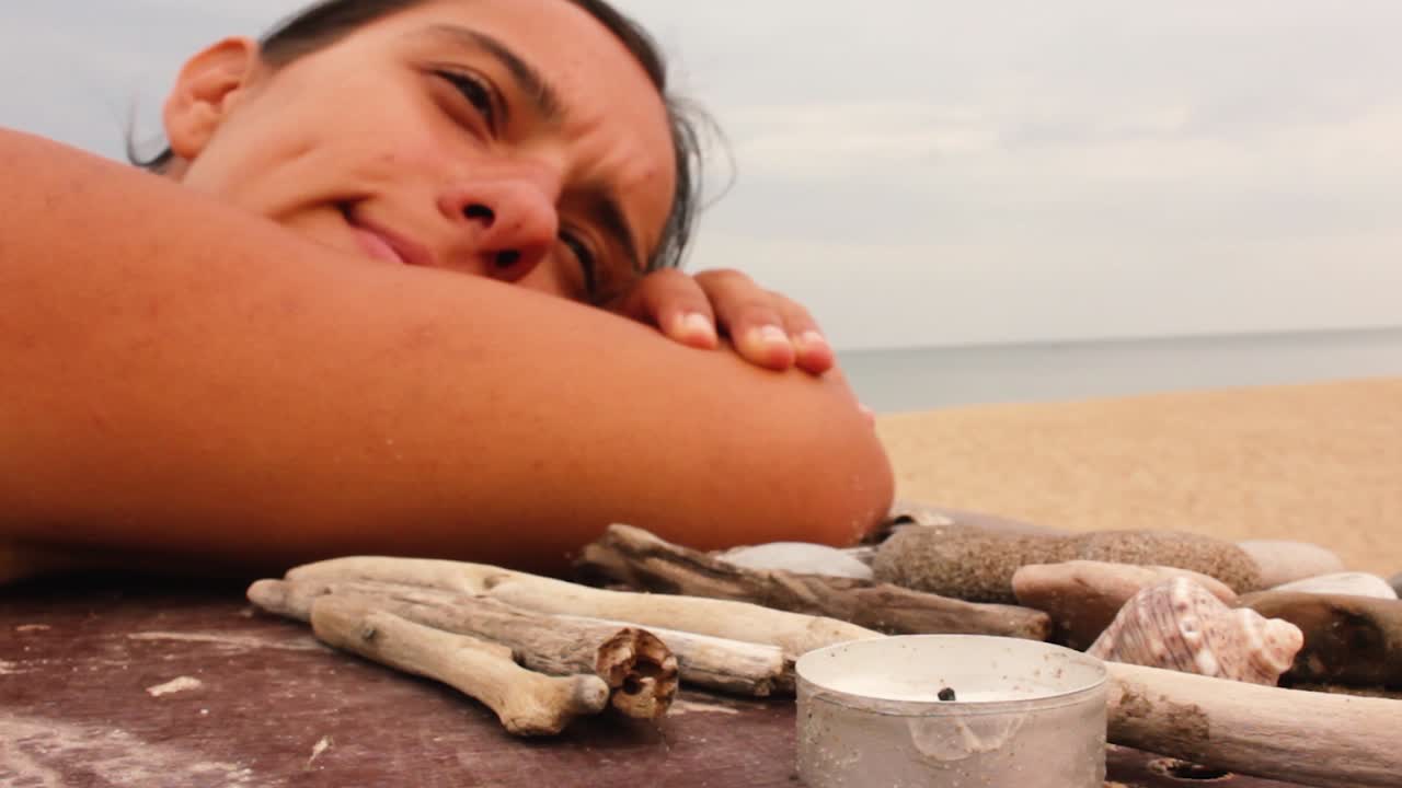 해변에서 가까이서 꿈을 꾸고 있습니다.