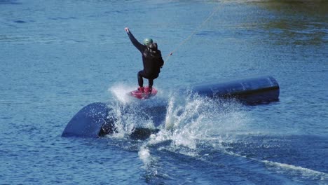 Wakeboarder-Surft-In-Zeitlupe-Entlang-Eines-Sportlichen-Projektils.-Gesunder-Lebensstil