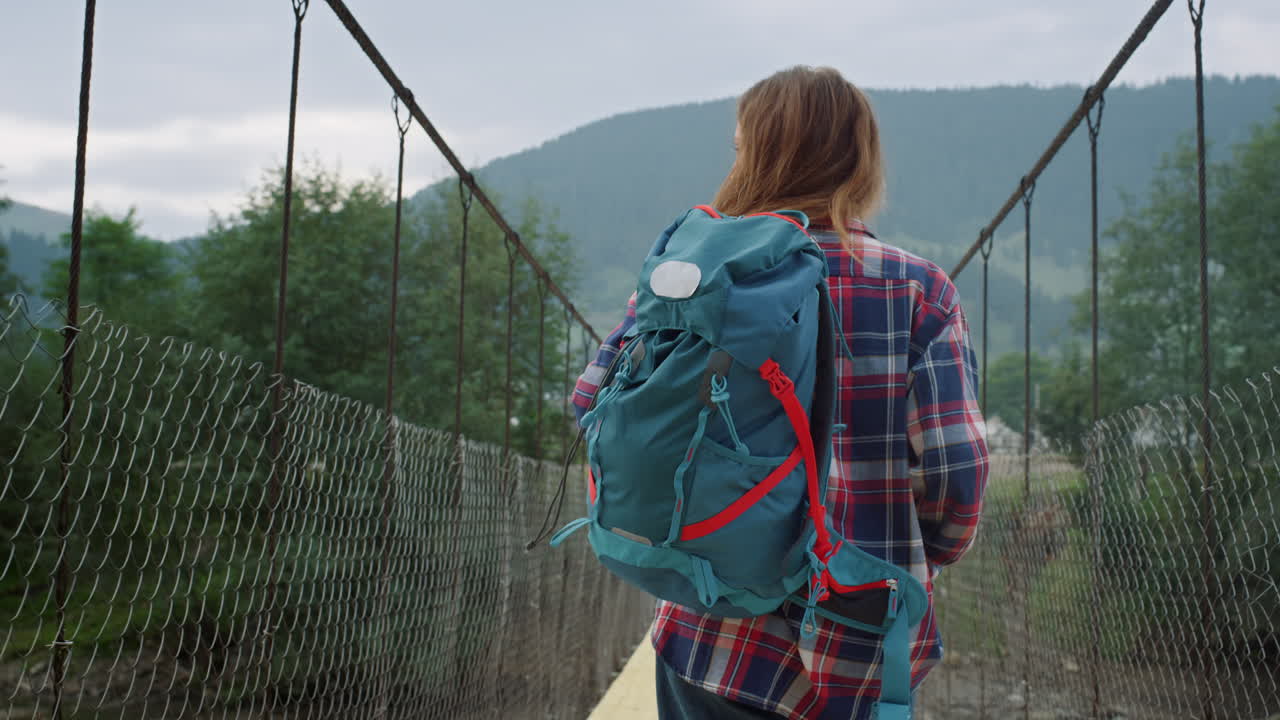 девушка наслаждается горным автостопом на летнем пейзаже природы. женщина гуляет снаружи.