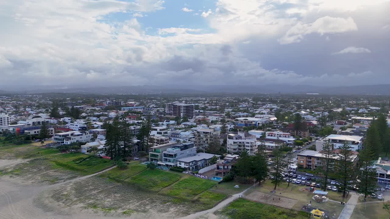 Drone riprende un sobborgo costiero e la vista sull'oceano