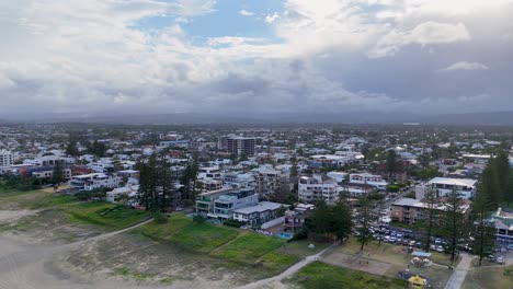 drones capturan el suburbio costero y la vista del océano