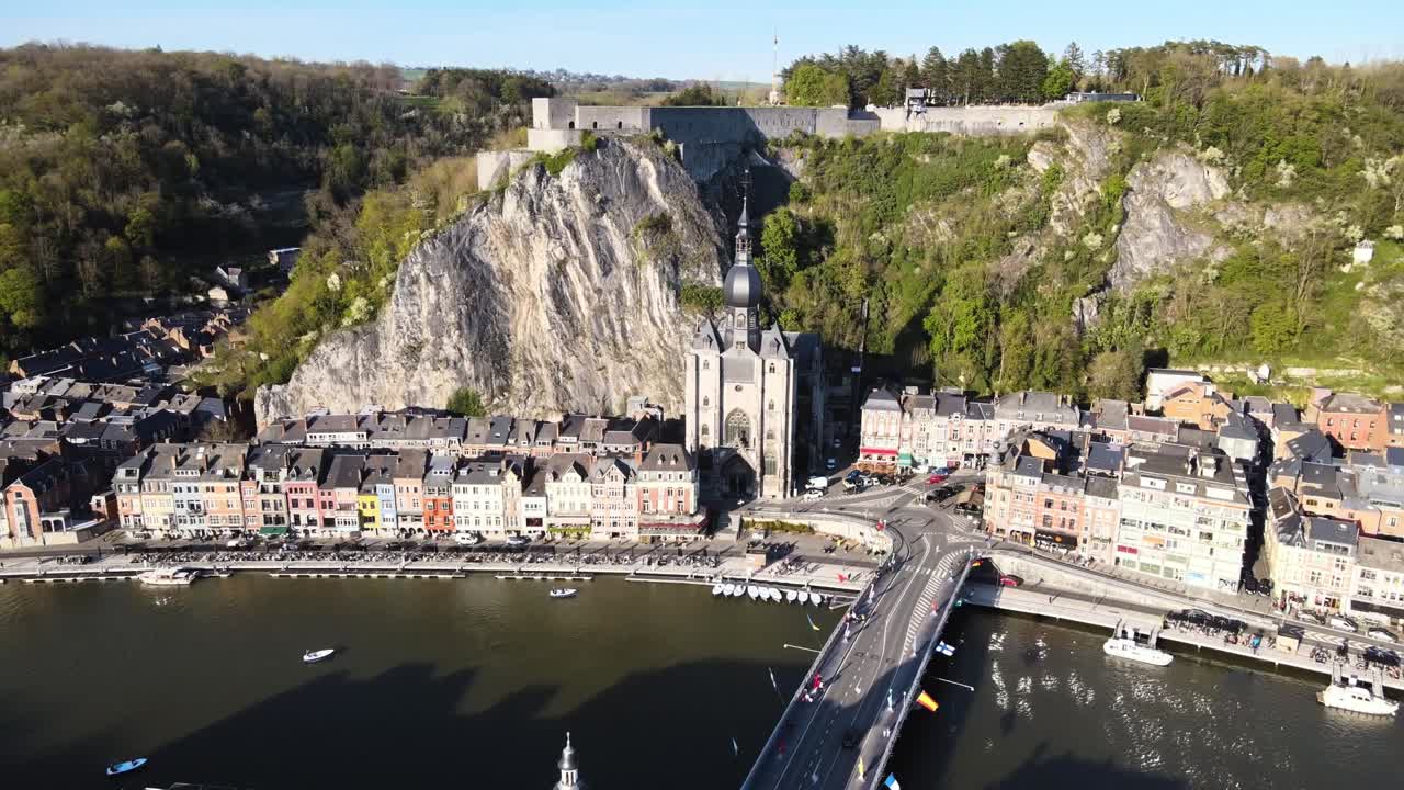 뫼즈 강 궤도 와이드 샷 위를 운전하는 자동차와 함께 벨기에 디난트 도시의 공중 전망