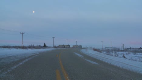 La-Luna-Sale-Detrás-De-Una-Carretera-Helada-A-Través-De-La-Tundra