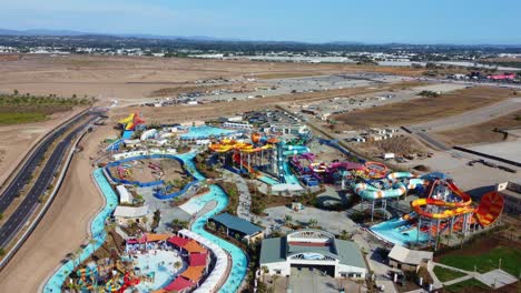 vistas aéreas que orbitan el nuevo y ampliado parque acuático wild rivers en el sur de california