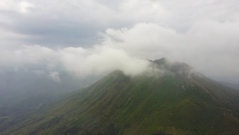 equipos de energía eólica en la montaña
