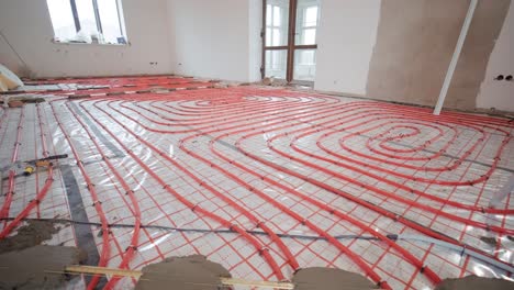 instalación de tuberías de calefacción por suelo para la calefacción de agua. sistemas de caleficación. tuberías para un piso aislado térmicamente.