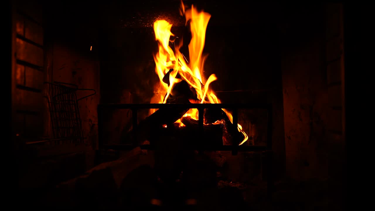 집 의 벽난로 안 에서 빛나는 오렌지색 불꽃