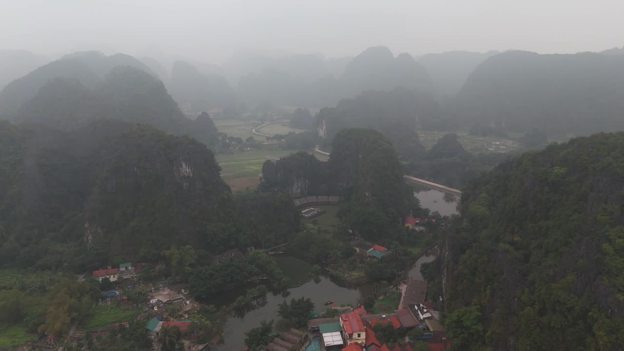 베트남 닝빈 시의 언덕을 찍은 안개가 가득한 드론 사진