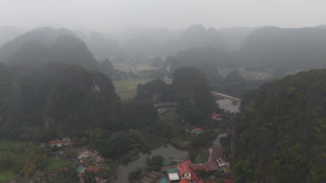 tomada de un avión no tripulado de las colinas de la ciudad de ninh binh, vietnam