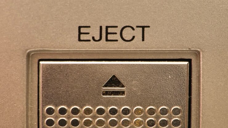 Primo piano estremo dei pulsanti di un vecchio videoregistratore antico o vintage, con il pulsante Eject premuto