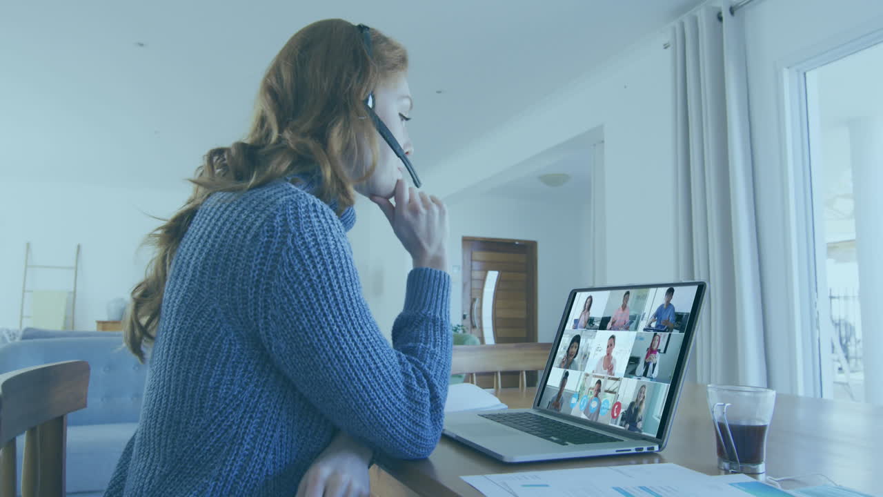 Animatie van een schoolbus die beweegt boven een biculturele vrouw die thuis deelneemt aan een videoconferentie via laptop